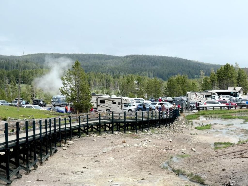 Wohnmobile und Autos soweit das Auge reicht: Volle Parkplätze gehören in Yellowstone im Sommer zum Alltag. Foto: Andrea Warnecke