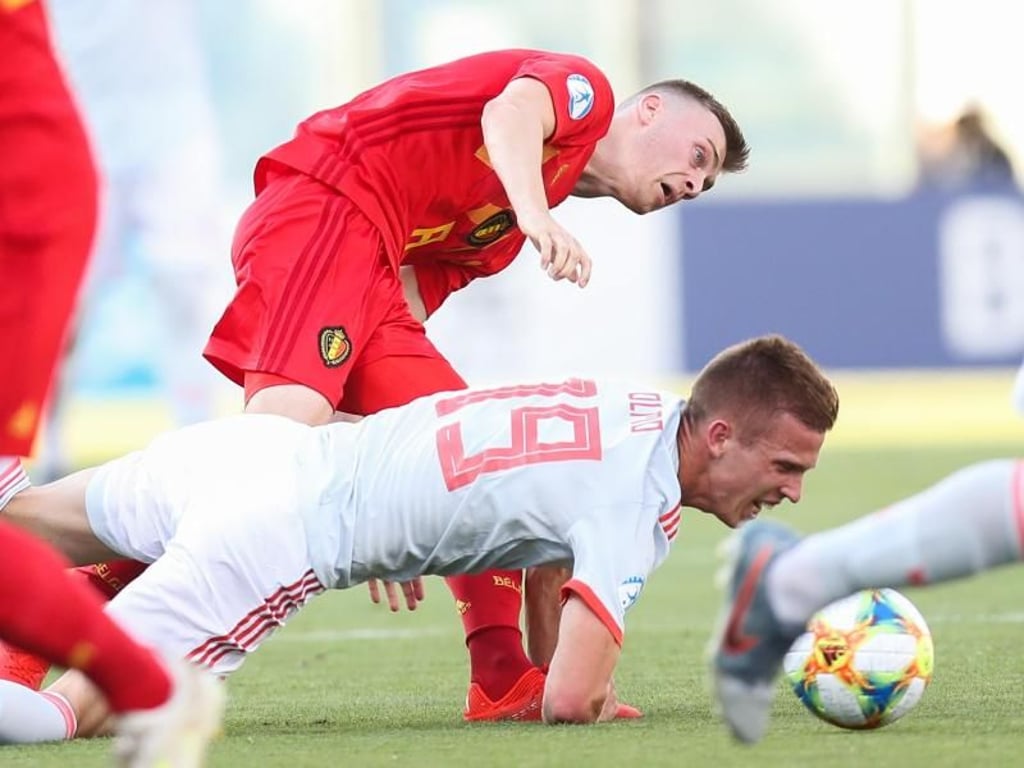 Der Spanier Carvajal (unten) im Zweikampf mit Bryan Heynen aus Belgien (oben). Foto: Bruno Fahy/BELGA