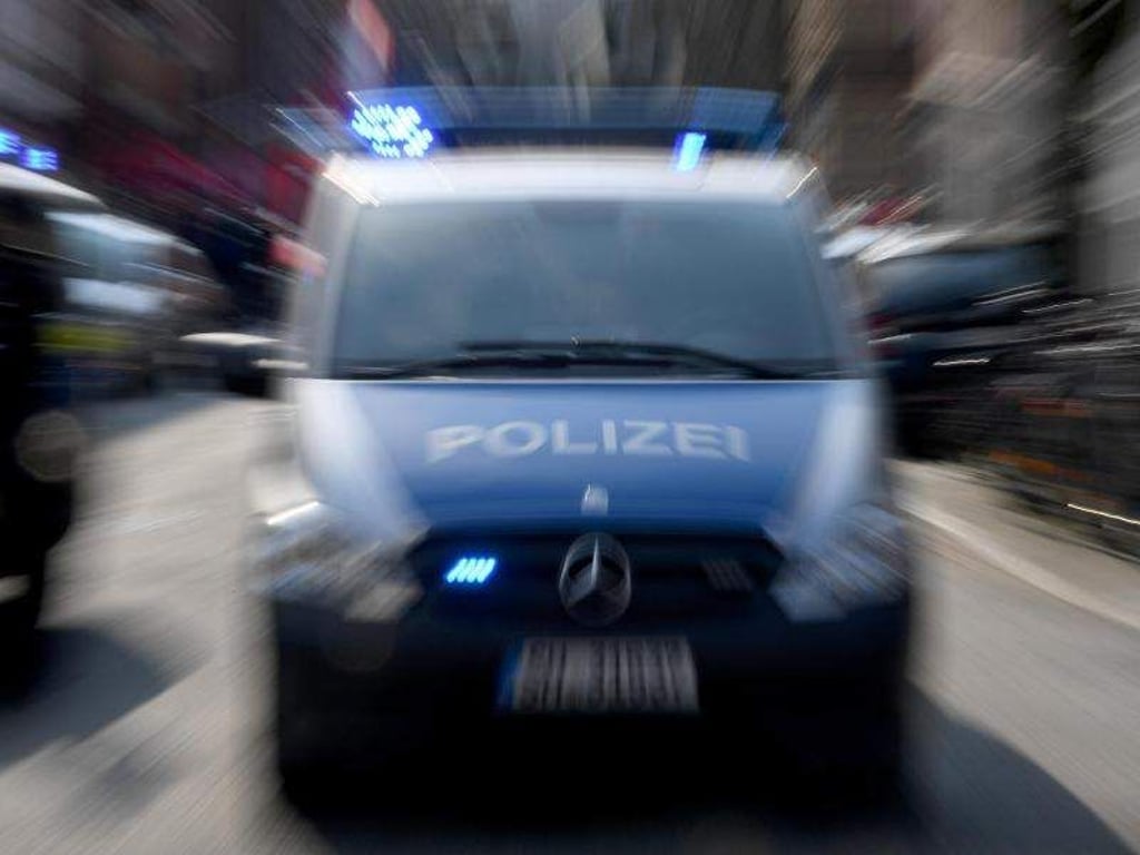 Ein Polizeiwagen mit eingeschaltetem Blaulicht. Foto: Carsten Rehder/Archivbild