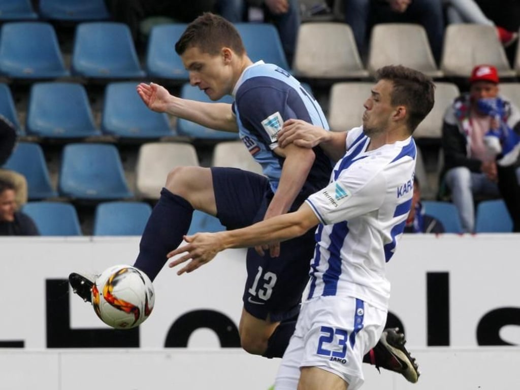 Der Bochumer Thomas Eisfeld (l) und der Karlsruher Jonas Meffert kämpfen um den Ball. Foto: Roland Weihrauch