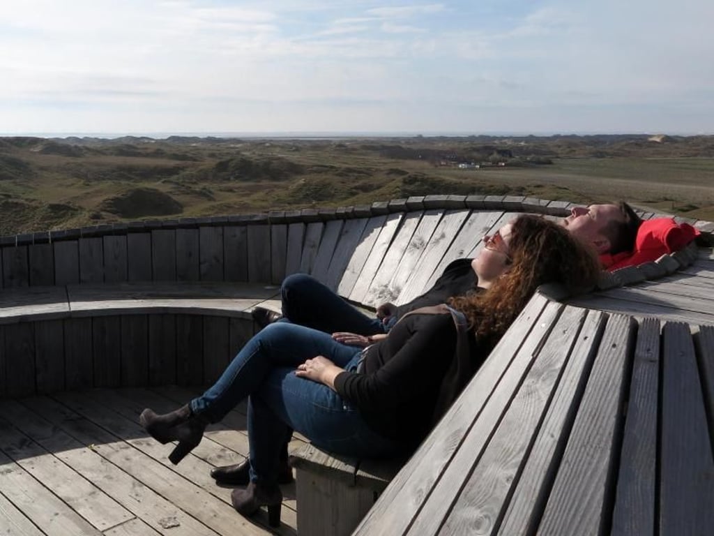 Heilsame Meeresluft: Gina und Arnd Oltmanns entspannen auf der Thalasso-Aussichtsplattform am Zuckerpad auf Norderney. Foto: Nicole Jankowski/dpa-tmn