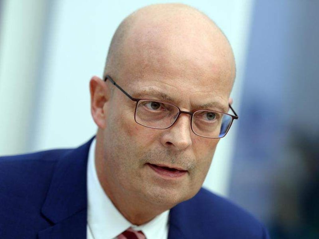 Oberbürgermeister Dr. Bernd Wiegand ist zu sehen. Foto: Hendrik Schmidt/Archiv