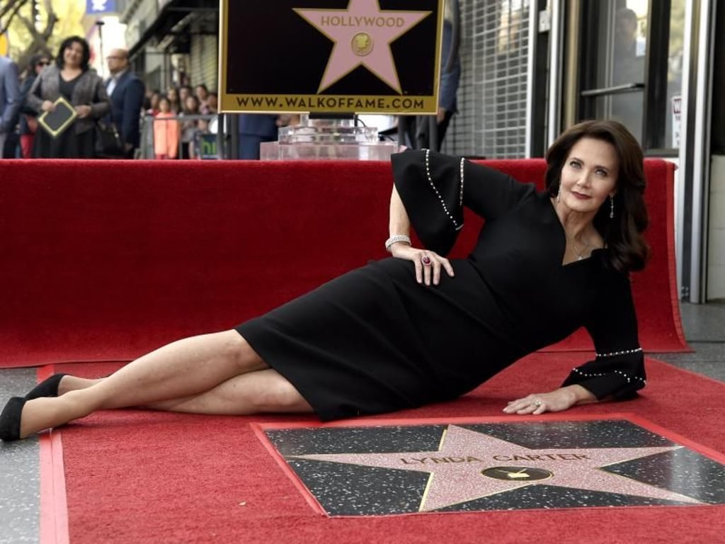 US-Schauspielerin Lynda Carter neben ihrem Stern auf dem Walk of Fame. Foto: Chris Pizzello