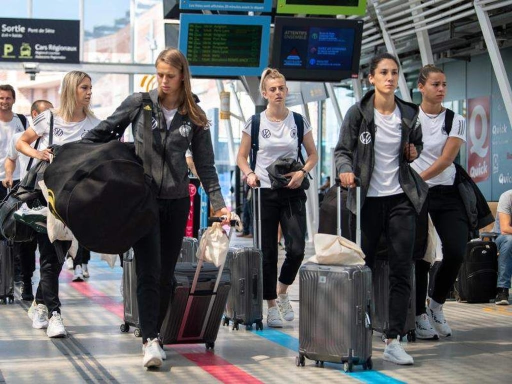 Umzug: Deutschlands Fußball-Frauen ziehen nach Grenoble um. Foto: Sebastian Gollnow