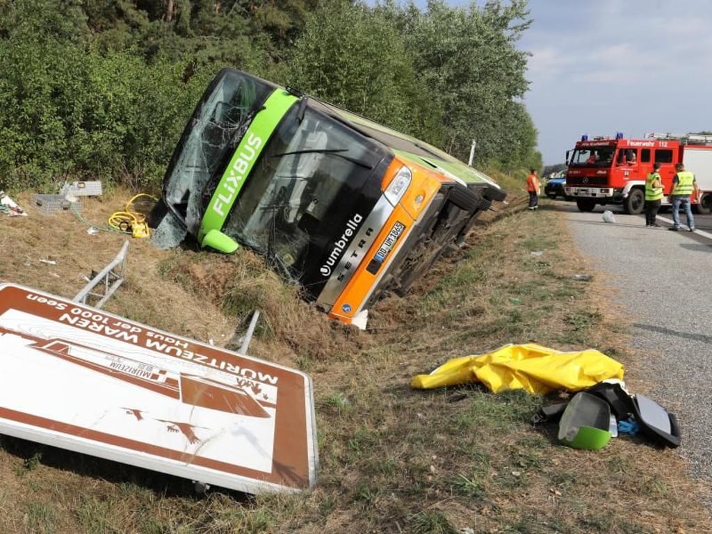 Der Fernbus war aus ungeklärter Ursache nach rechts von der Fahrbahn abgekommen und in den Graben geraten. Foto: Bernd Wüstneck