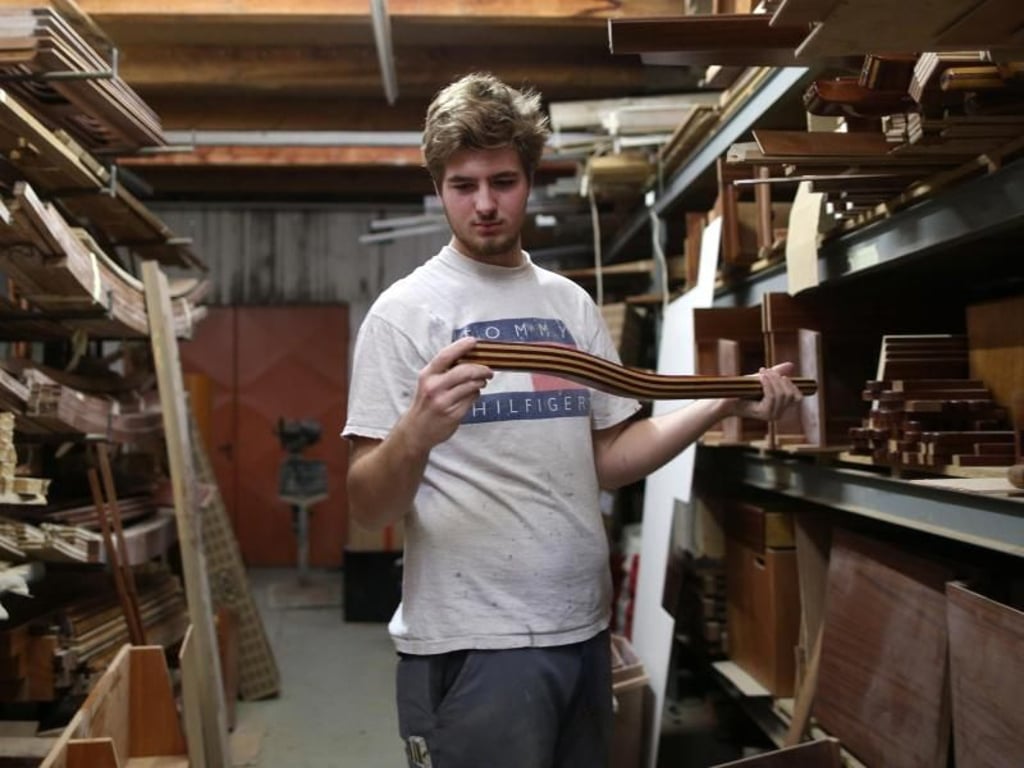 Holzbauteile für das Boot inspizieren: Auch das gehört zum Job von Maximilian Dillmann dazu. Er lernt Bootsbauer bei der Bootswerft Gerhard Bicker in Ahlen in Nordrhein-Westfalen. Foto: Ina Fassbender
