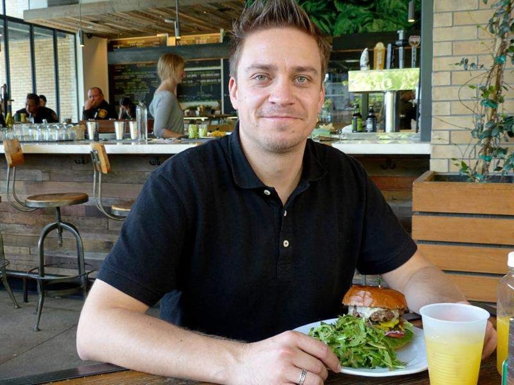 Patrick Vollrath lässt sich in Hollywood einen Burger schmecken. Foto: Barbara Munker
