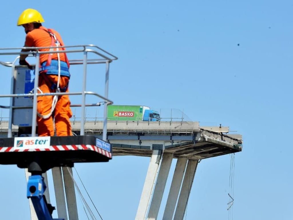 Experten fordern aus Sicherheitsgründen den sofortigen Abriss der Brückenreste. Foto: Alessandro Di Marco/ANSA/AP