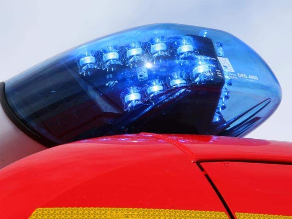 Ein leuchtendes LED-Blaulicht der Feuerwehr. Foto: Stephan Jansen/Archiv