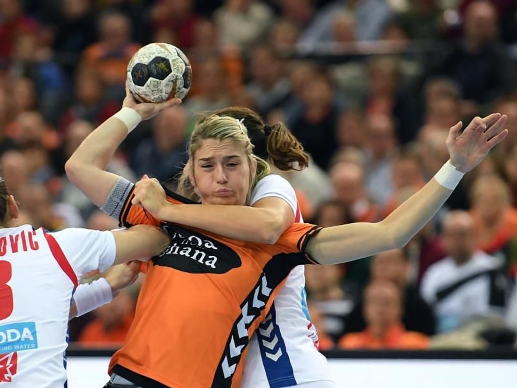 Die Niederländerin Estavana Polman (M) ist mit Leib und Seele Handballspielerin. Foto: Hendrik Schmidt