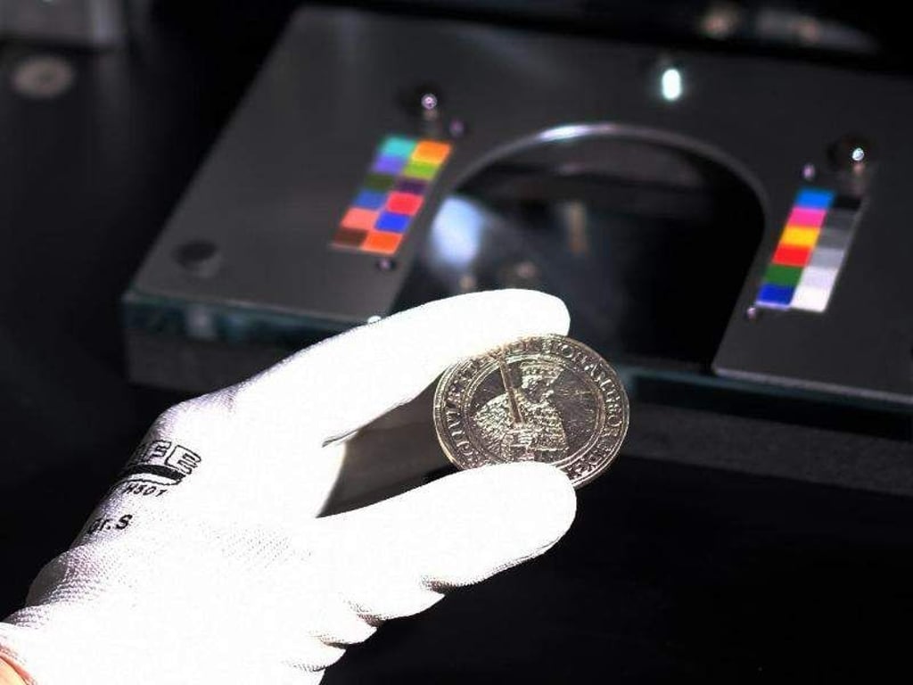 Ein Vikariatstaler aus dem Jahr 1612 wird in ein Gerät zur Erfassung eingelegt. Foto: Sebastian Willnow