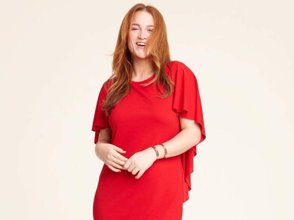 Der passende Rotton kann die Trägerin quasi erstrahlen lassen, hier ein Kleid von Anna Scholz for sheego (ca. 99 Euro). Foto: Anna Scholz for sheego