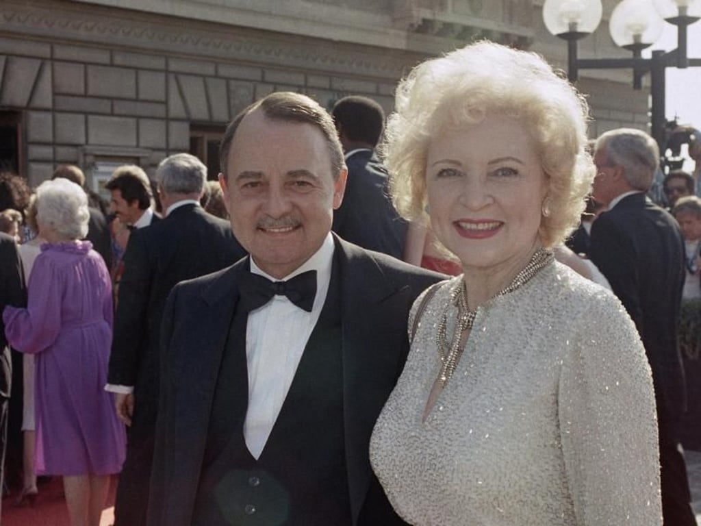 John Hillerman und Betty White («Golden Girls») 1985 bei der Emmy-Verleihung in Pasadena. Foto: Liu