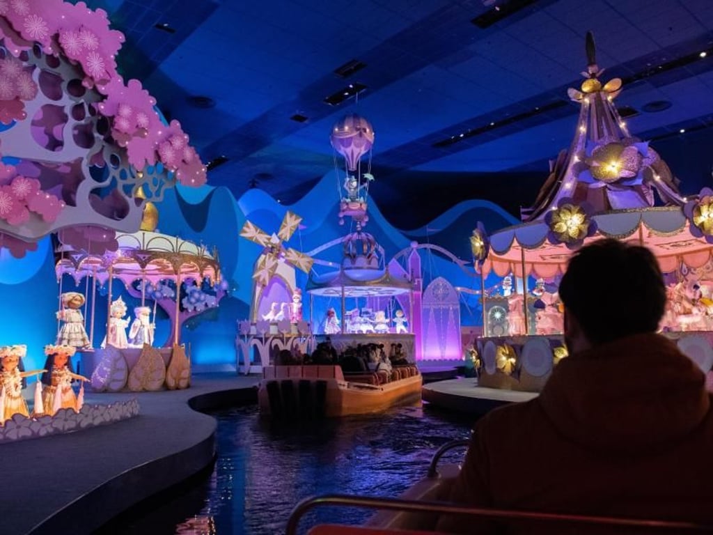 Bei der Attraktion «It's a small world» schippert man in einem Boot einmal um die Welt. Zu Weihnachten singen die Puppen «Jingle Bells». Foto: Andrea Warnecke