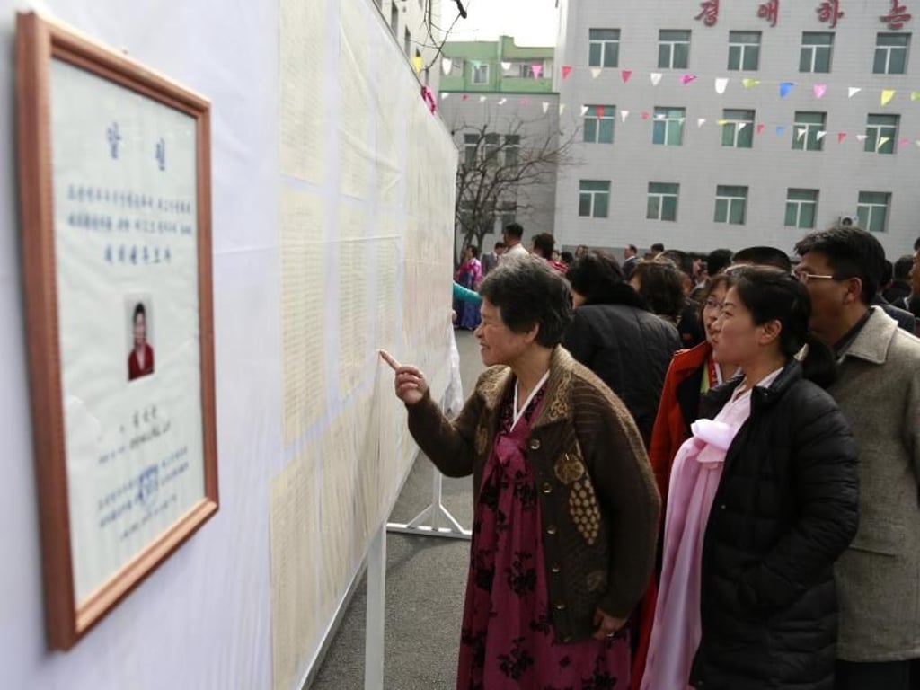 Blick auf die Wählerliste: Nordkoreaner vor der Stimmabgabe. Foto: Dita Alangkara/AP