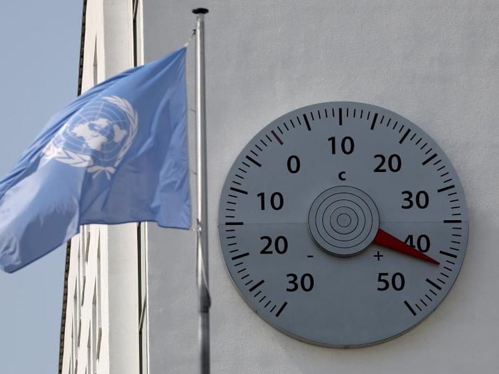 Das Thermometer an der Vertretung der Vereinten Nationen in Bonn zeigt 42 Grad an. Offiziell wurden in Bonn-Roleber Temperaturen von 40,6 Grad gemessen. Foto: Oliver Berg