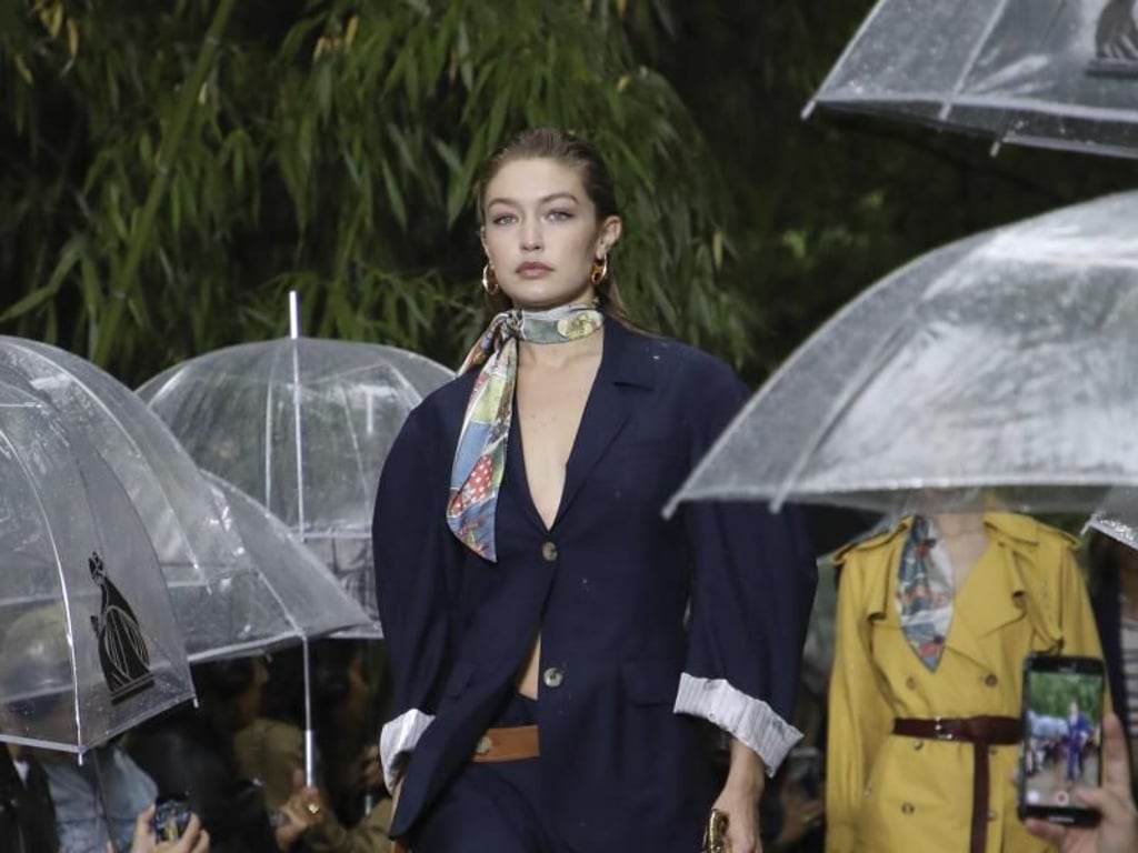Top-Model Gigi Hadid im Regen: Show von Lanvin im Garten des Musée du Quai Branly. Foto: Vianney Le Caer/Invision/AP
