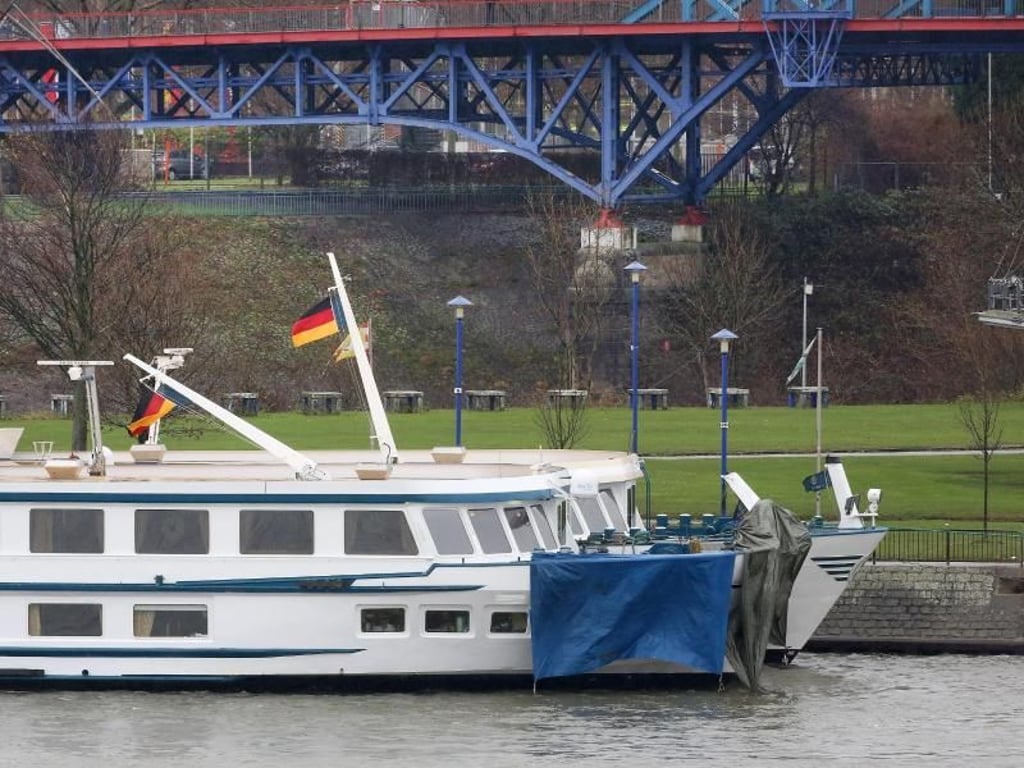 Das verunglückte Passagierschiff ist im Hafen in Duisburg an einem weiteren Passagierschiff festgemacht worden. Foto: Roland Weihrauch