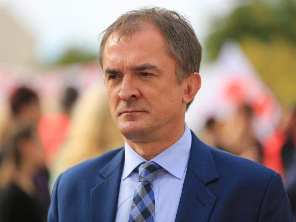 Marco Tullner (CDU) steht vor dem Landtag in Magdeburg. Foto: Peter Gercke/Archiv