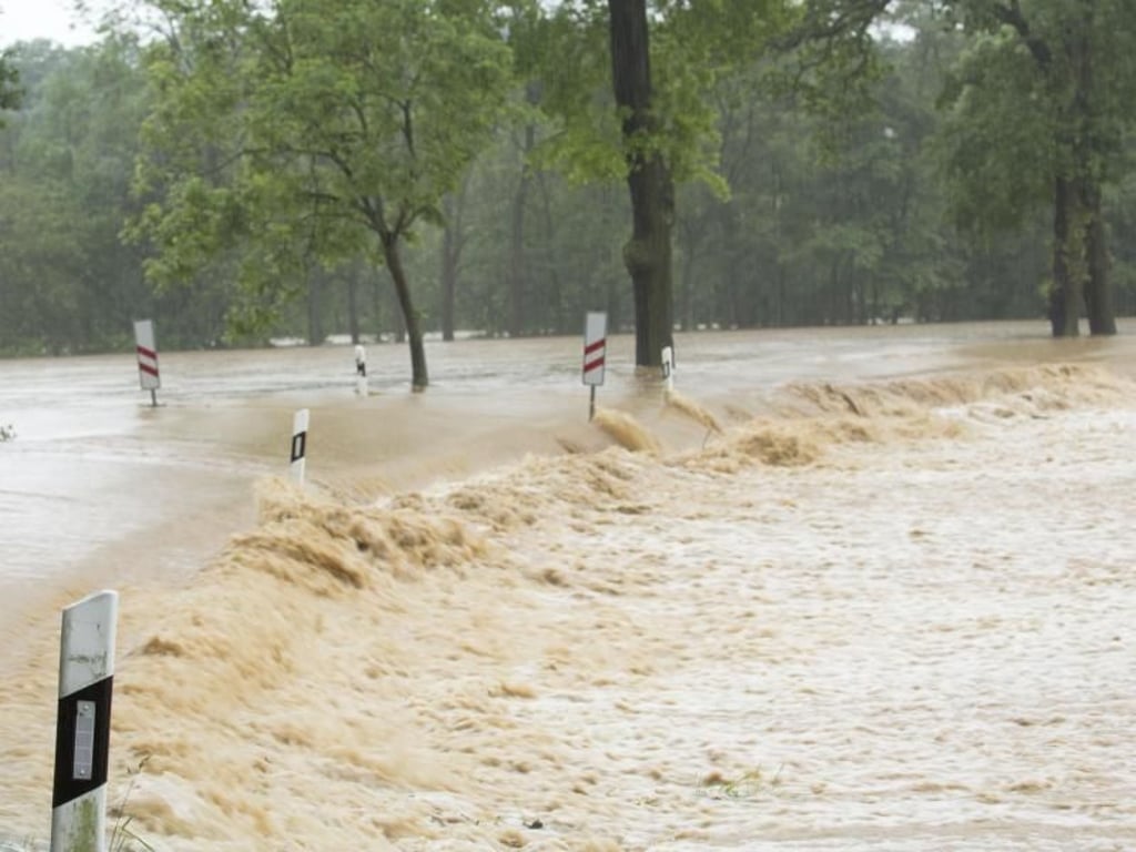 Wassermassen überfluten nach starken Regenfällen Straßen im Vogtland bei Adorf. Foto: Bernd März