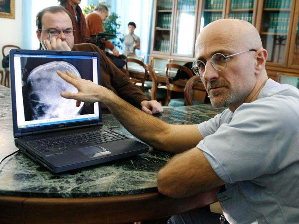 Der italienische Chirurg Sergio Canavero erläutert an einem Bildschirm im Traumatologisch-orthopädischen Zentrum in Turin einen Eingriff. Foto: Sismondi/Fotogramma