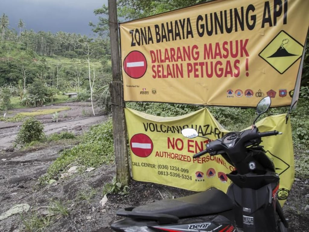 Warnschilder auf Bali: Der Vulkan Mount Agung steht kurz vor einem Ausbruchs. Foto: Donal Husni