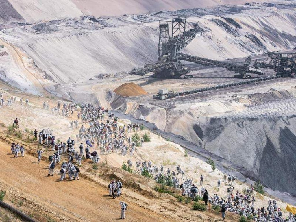 Umweltaktivisten im Tagebau Garzweiler im Juni. Foto: Marcel Kusch