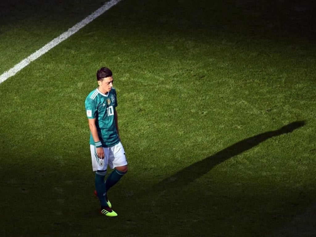 Mesut Özil läuft enttäuscht über den Platz. Foto: Ina Fassbender
