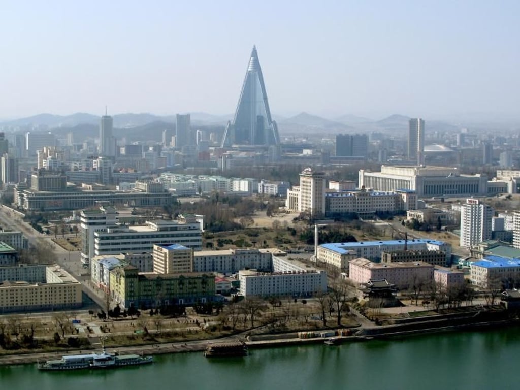 Pjöngjang mit dem Turm des 105 Stockwerke hohen Ryugyong-Hotels: In Nordkoreas Hauptstadt erscheint das kommunistische Zeitalter wie in Beton gegossen. Foto: Ulrike John