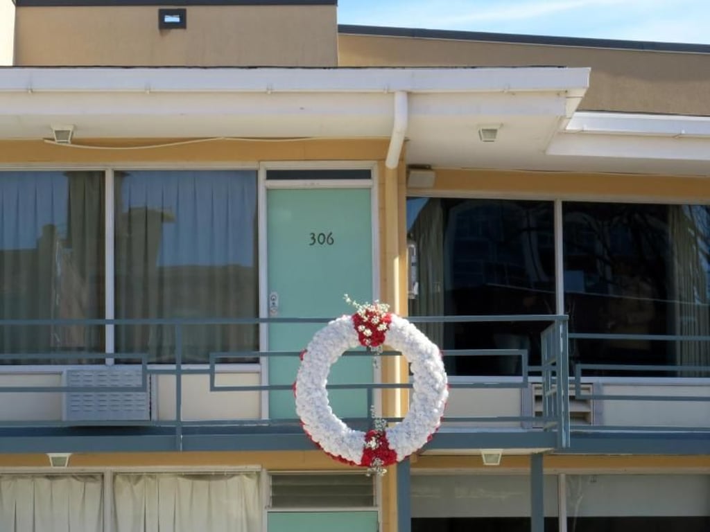 Vor der Tür von Zimmer 306 des «Lorraine Motel» in Memphis starb Martin Luther King am 4. April 1968. In der Fensterscheibe spiegelt sich das Gebäude, aus dessen Richtung der tödliche Schuss fiel. Foto: Christian Röwekamp