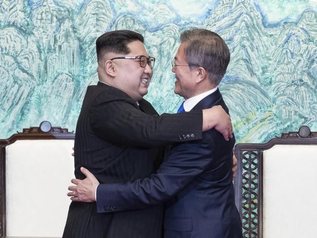 Nordkoreas Machthaber Kim Jong Un (L) am Freitag zusammen mit dem Präsidenten von Südkorea, Moon Jae In. Foto: Korea Summit Press Pool/AP