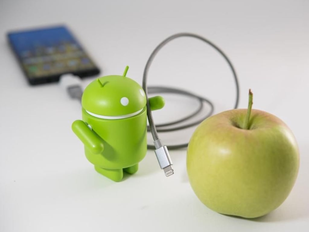 Kabel, Stecker, die richtige Software - und ein wenig Zeit. Mit etwas Vorbereitung ist der Systemwechsel von Android zu iOS oder andersherum ohne große Probleme möglich. Foto: Robert Günther