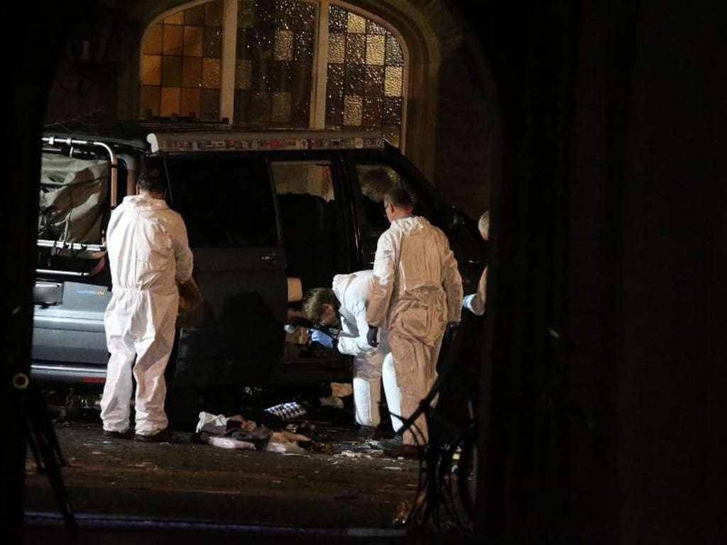 Spurensicherung arbeitet am Tatfahrzeug. Bei der Amokfahrt mit einem Kleintransporter wurden zwei Menschen getötet. Anschließend erschoss sich der Täter selbst. Foto: David Young