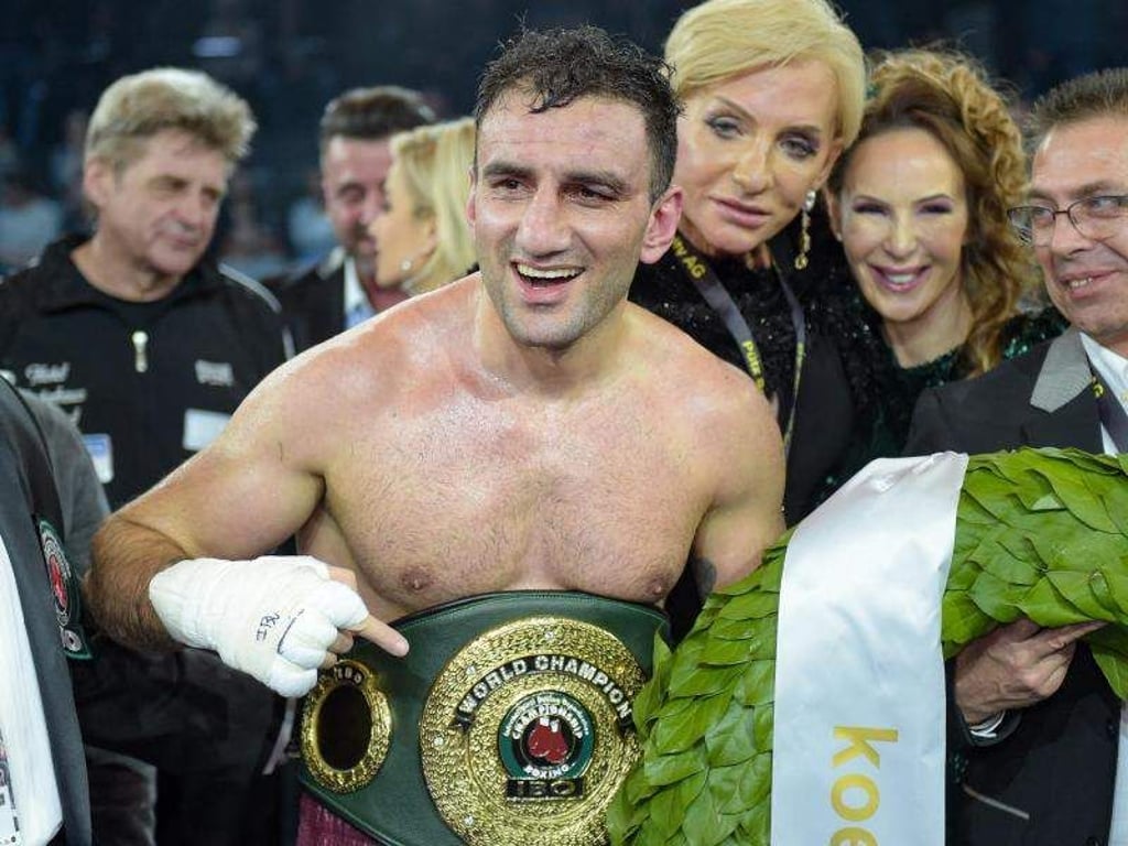 Karo Murat feiert mit dem WM-Gürtel seinen Sieg im Halbschwergewicht. Foto: Axel Heimken