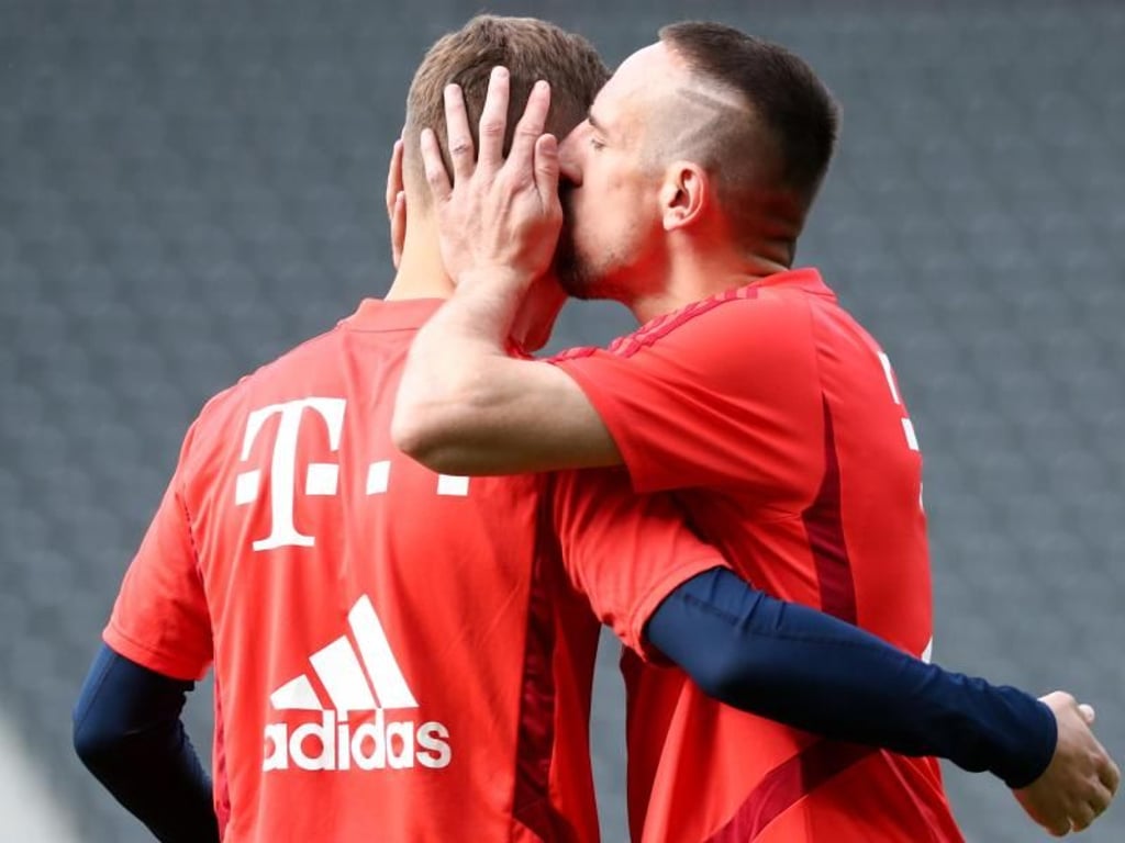 Die Bayern-Stars Joshua Kimmich (l) und Franck Ribéry scherzen beim Abschlusstraining. Foto: Christian Charisius