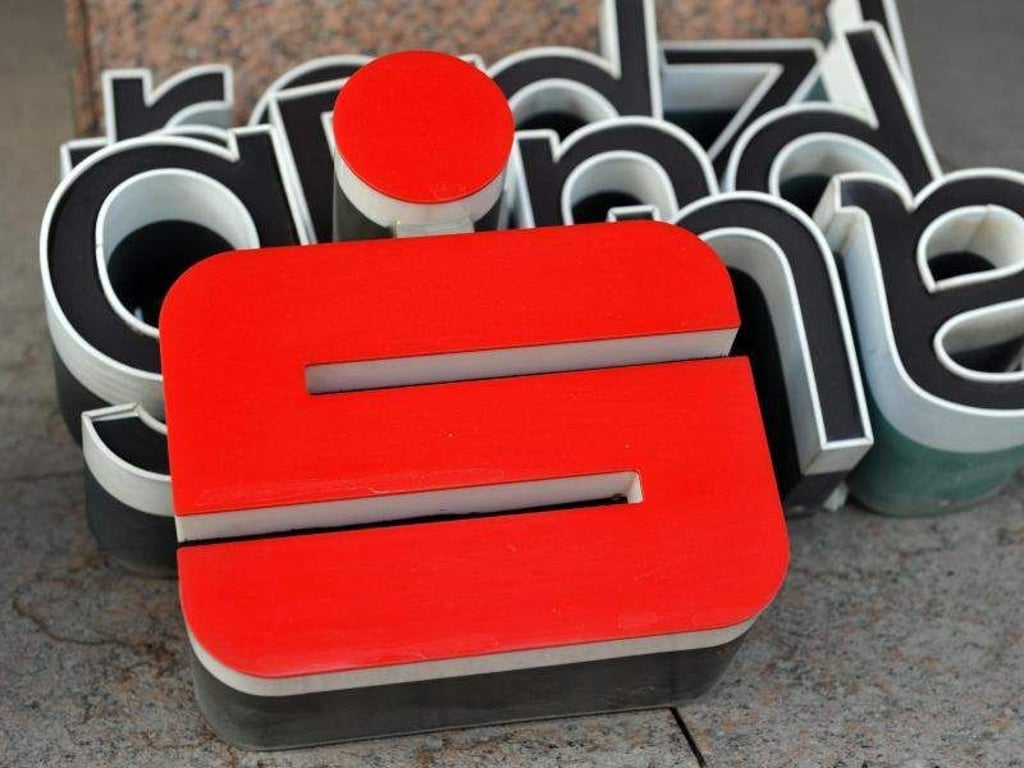 Die Kunden sehen rot: Die Münchner Sparkasse ist nicht die erste bayerische Sparkasse, die mit drastischen Schritten versucht, die Auswirkungen der Nullzinspolitik abzumildern. Foto: Peter Kneffel/Symbolbild