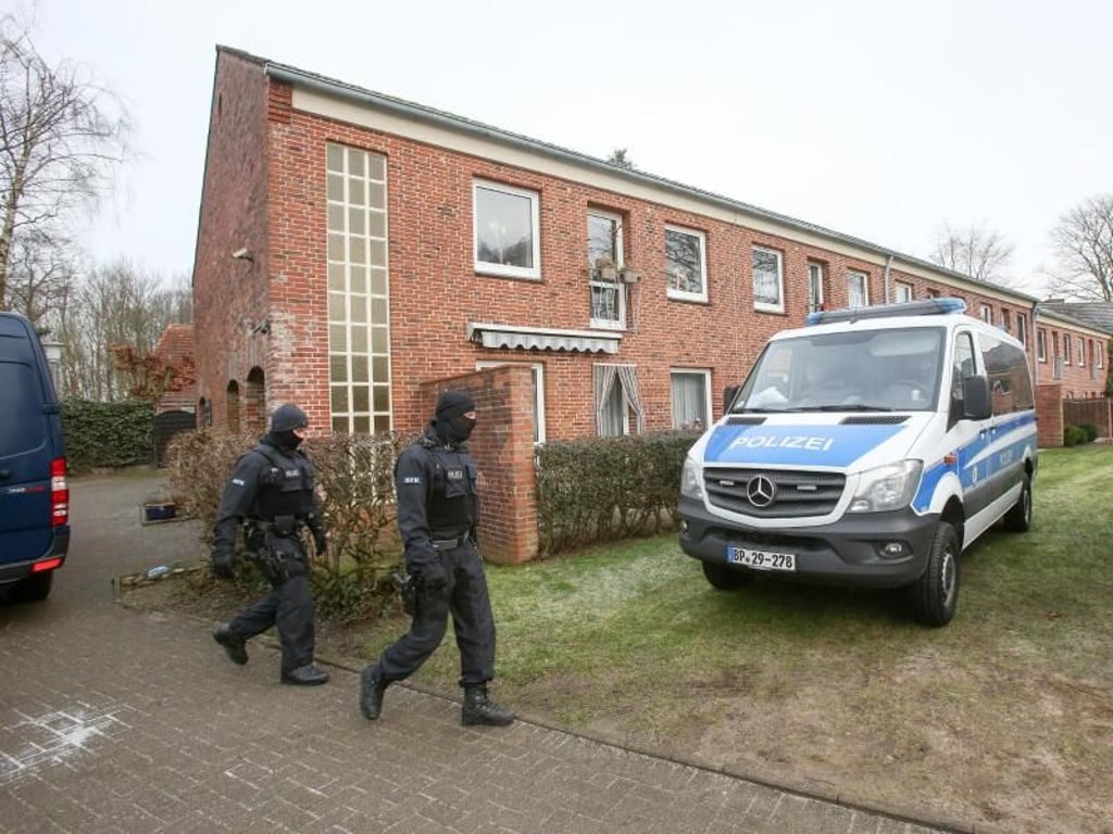 Nach Erkenntnissen der Ermittler hatten die Männer bereits begonnen, aus Silvesterböllern Schwarzpulver für Sprengversuche zu gewinnen. Foto: Bodo Marks