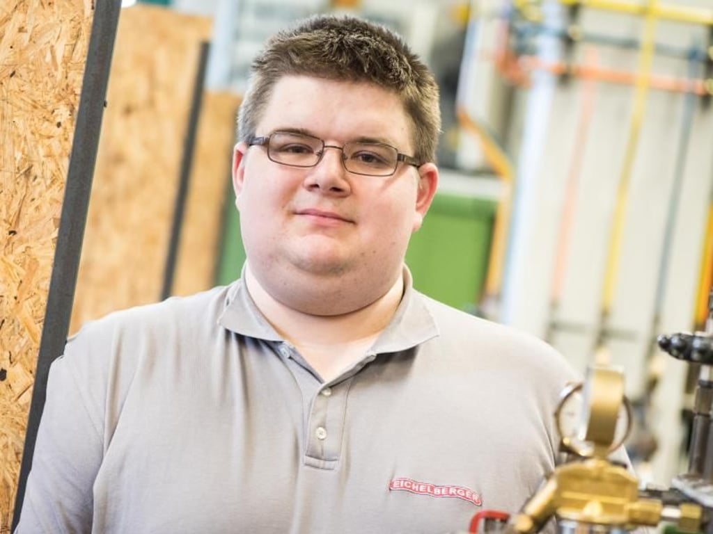 Angehender Elektroniker für Gebäude- und Infrastruktursysteme: Jean-Pascal Wolter macht seine Ausbildung bei der Firma Alfred Eichelberger in Berlin. Foto: Franziska Gabbert