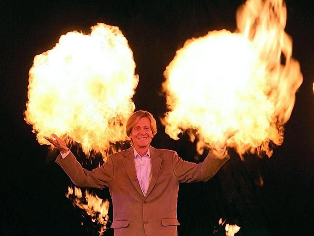 Jürgen Marcus in einer Feuershow des Zirkus «Flic Flac» (2008). Foto: Volker Dornberger