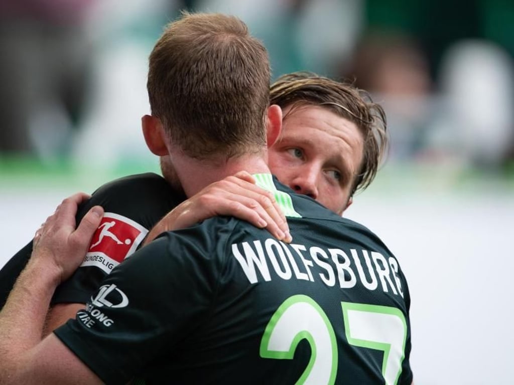 Wolfsburgs Wout Weghorst (r) jubelt nach seinem Tor zum 2:0 mit Maximilian Arnold. Foto: Swen Pförtner