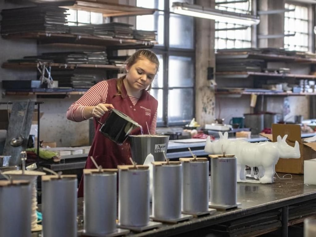 Wachse, Paraffine, Fettsäuren und Farbmittel nach Rezeptur zusammenstellen und mit dem richtigen Docht zu einer Kerze gießen: Das ist eine der Aufgaben der angehenden Wachsbildnerin Franziska Hüttinger. Foto: Armin Weigel