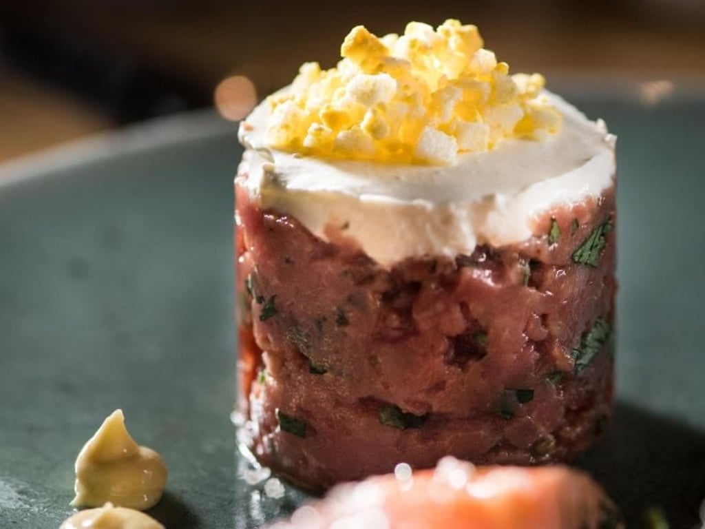 Zu Vorspeisen wie Rindertartar oder einem gebeiztem Lachs bringt ein Riesling-Sekt jeden Happen auf dem Gaumen zum Sprudeln. Foto: Franziska Gabbert