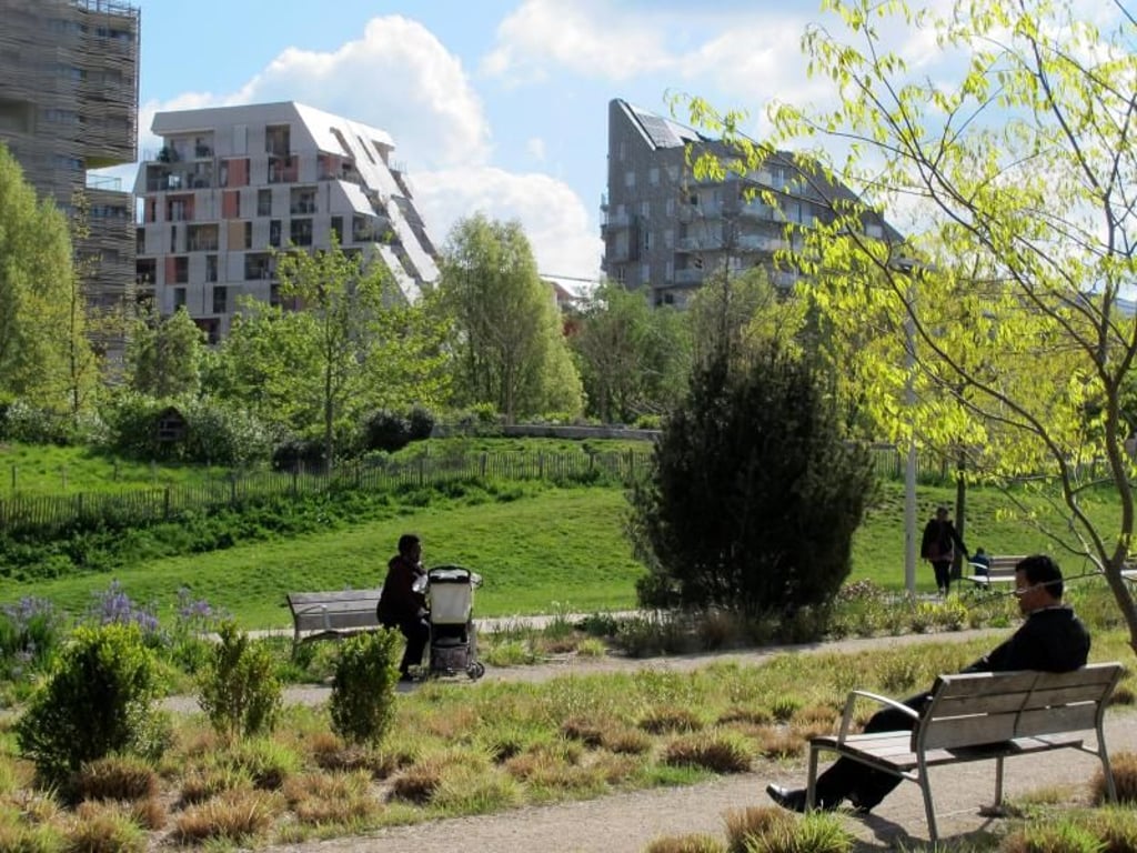 Der Parc Clichy-Batignolles Martin-Luther-King liegt im Nordwesten von Paris und eine der modernsten Gartenanlagen der Stadt. Die Ruhe genießen Einheimische und Touristen. Foto: Daniela David/dpa-tmn