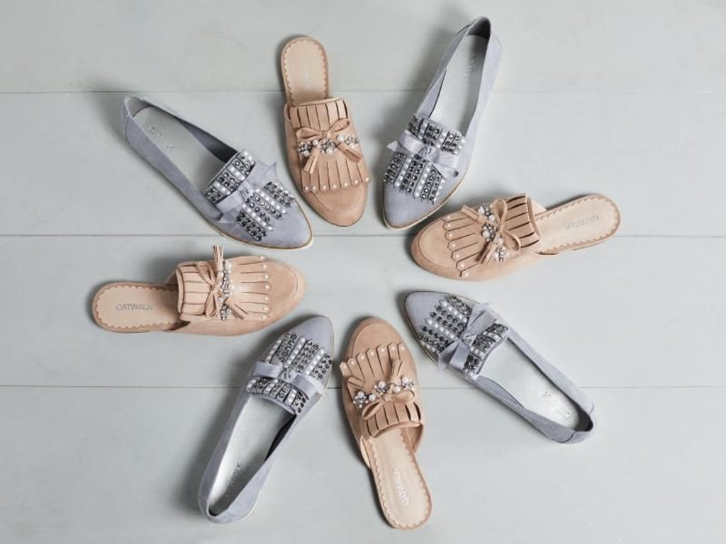 Slipper dürfen auch an der Ferse offen sein, Deichmann schmückt seine Modelle zudem mit Perlen und Schleifen (blaues Modell ca. 35 Euro, beiges Modell ca. 30 Euro). Foto: Deichmann