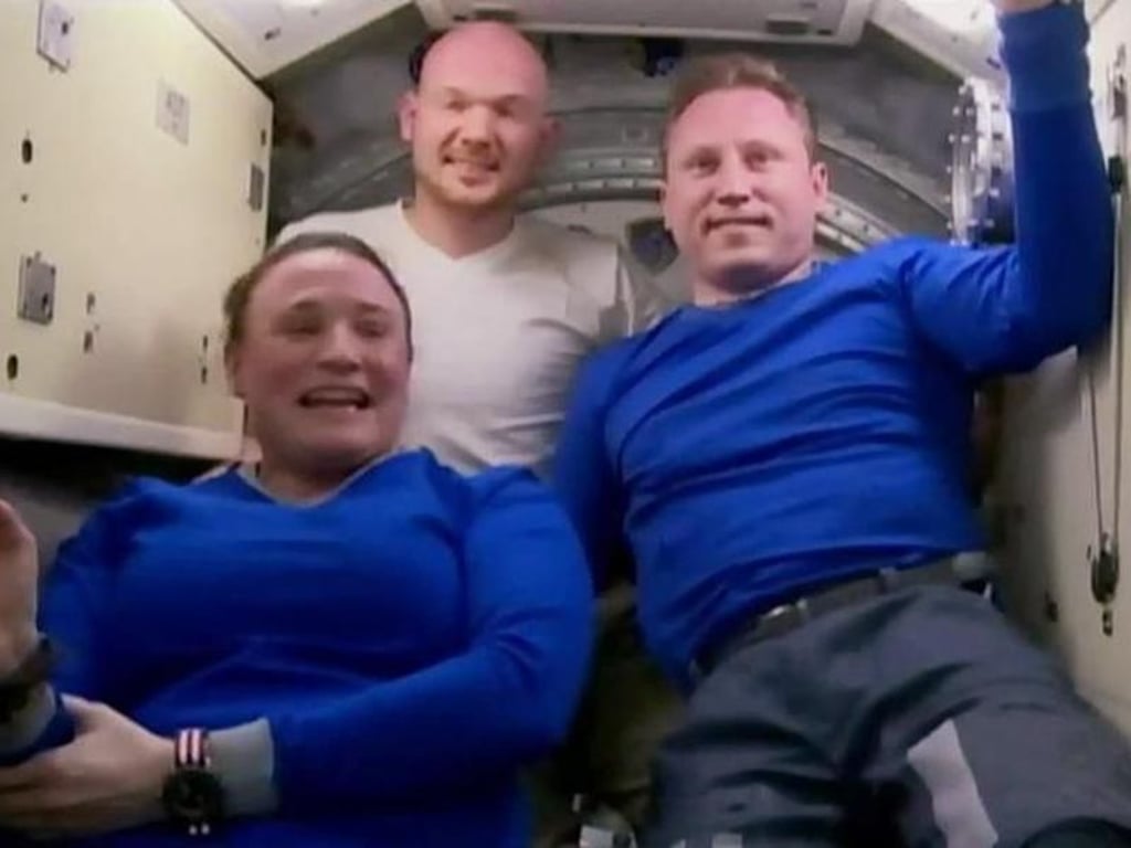 Die US-Astronautin Serena Auñón-Chancellor (l-r), Alexander Gerst und der Russe Sergej Prokopjew bereiten sich vor ihrer Rückreise darauf vor, von der ISS in die Sojus-Raumkapsel umzusteigen. Foto: NASA