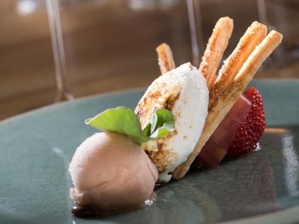 Zum Dessert aus nicht zu süßen Variationen von Rhabarber mit Erdbeere, Blätterteig und Eischnee passt ein trockener Muskattrollinger-Sekt. Foto: Franziska Gabbert