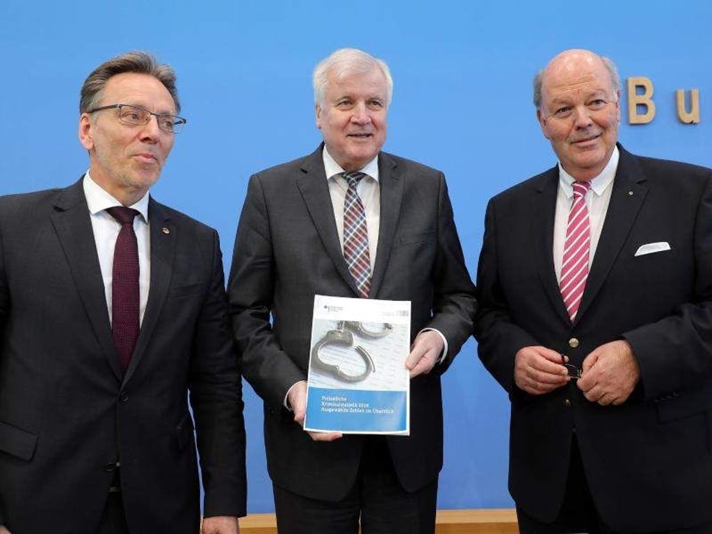 BKA-Präsident Münch (l-r), Bundesinnenminister Seehofer und Schleswig-Holsteins Innenminister Grote stellen in Berlin die Polizeiliche Kriminalstatistik (PKS) 2018 vor. Grote Foto: Wolfgang Kumm/dpa
