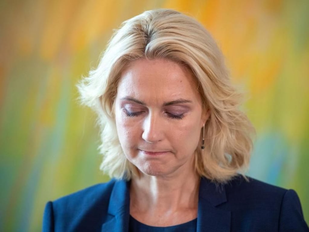Manuela Schwesig gibt in Schwerin eine persönliche Erklärung ab. Foto: Jens Büttner