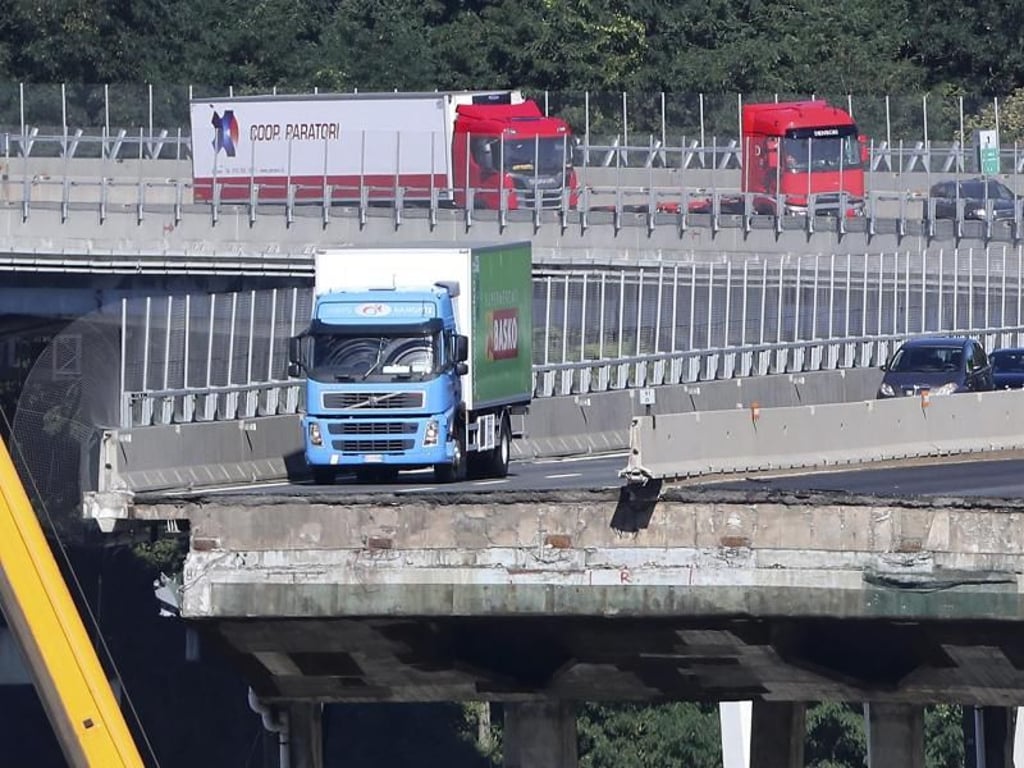 Der grün-blaue Lastwagen ist zum Symbol des verheerenden Einsturzes der Morandi-Brücke in Genua geworden. Foto: Antonio Calanni/AP