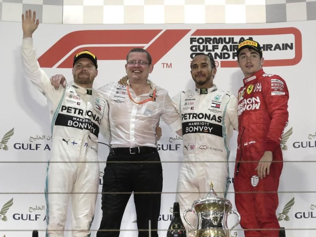 Valtteri Bottas (l), Lewis Hamilton (2.v.r.) und Charles Leclerc (r). Foto: Hassan Ammar/AP